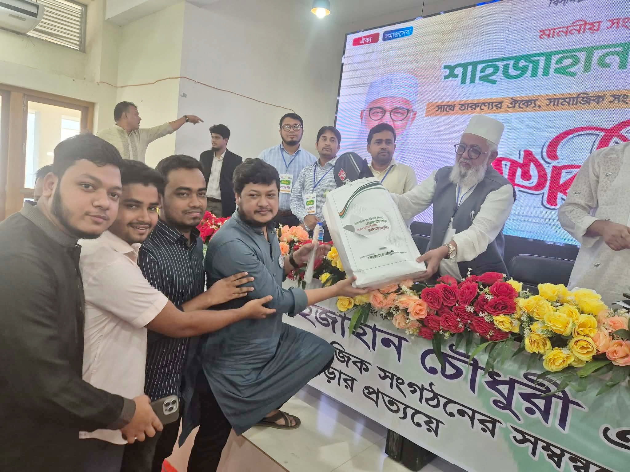 সম্মাননা গ্রহণের মুহূর্ত